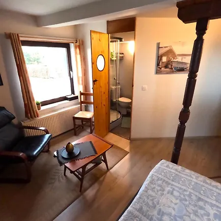 ホームステイ Aux Deux Amis スタヴロ